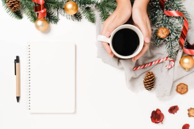 Kış, geleneksel Noel kompozisyonu ve yeni yıl tatili sezonunun en az yaratıcı düzlüğü. Üst görünüm beyaz arkaplandaki metin için siyah defteri aç. Model yap ve uzay fotoğrafçılığını kopyala.