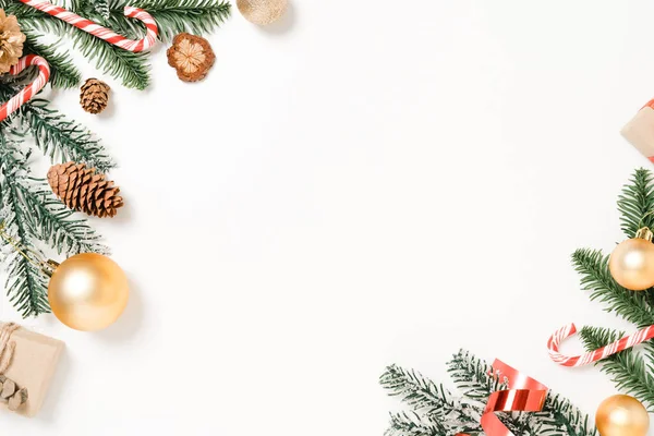 圣诞传统作曲和新年假期的最小创意平铺 顶部的冬季圣诞装饰白色背景与空白的文字空间 复制空间摄影 — 图库照片