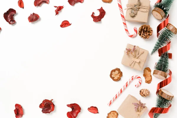 Geleneksel Noel kompozisyonu ve yeni yıl tatili sezonunun en az yaratıcı düzlüğü. Beyaz zemin üzerine kış yılbaşı süslemeleri ve mesaj için boş alan. Boşluk fotoğrafçılığını kopyala.