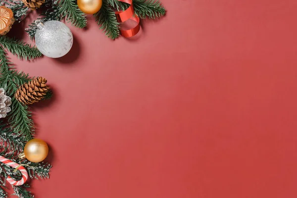 圣诞传统作曲和新年假期的最小创意平铺 顶部的冬季圣诞装饰红色背景与空白的文字空间 复制空间摄影 — 图库照片
