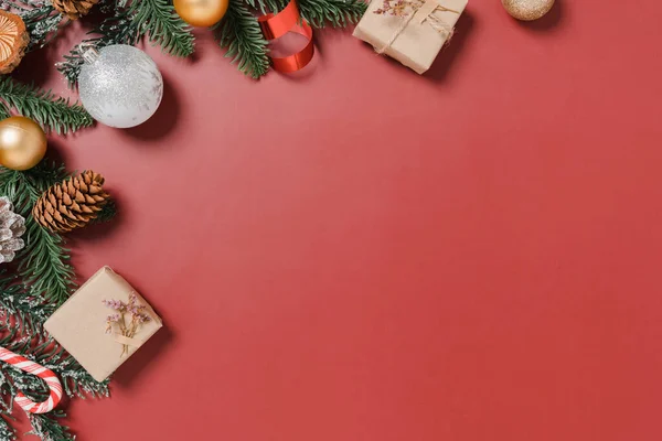 Geleneksel Noel Kompozisyonu Yeni Yıl Tatili Sezonunun Yaratıcı Düzlüğü Kırmızı — Stok fotoğraf