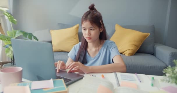 Młoda Azja Dziewczyna Nastolatek Casual Nosić Słuchawki Używać Laptopa Nauczyć — Wideo stockowe