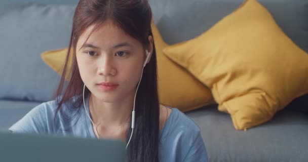 Gündelik Kulaklık Takan Asyalı Genç Kız Dizüstü Bilgisayar Kullanıyor Evdeki — Stok video