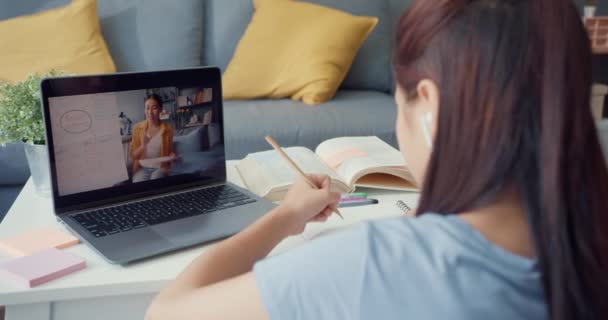 Jovem Ásia Menina Com Uso Casual Computador Laptop Chamada Vídeo — Vídeo de Stock