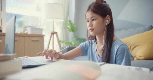 Młoda Azja Dziewczyna Nastolatek Casual Nosić Słuchawki Używać Laptopa Nauczyć — Wideo stockowe