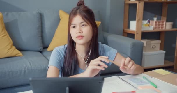 Młoda Azjatka Nastolatka Słuchawkami Bez Zobowiązań Używać Tabletu Cyfrowego Uczyć — Wideo stockowe
