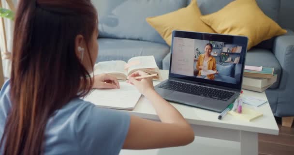 Молодая Девушка Азия Случайным Использованием Компьютера Ноутбук Видеозвонок Узнать Онлайн — стоковое видео