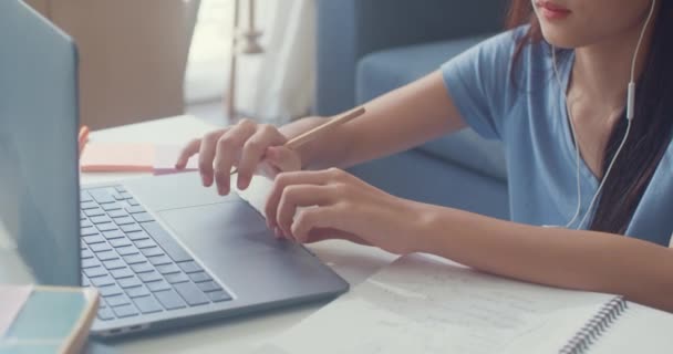 Adolescente Joven Asia Con Casuales Auriculares Uso Ordenador Portátil Aprender — Vídeo de stock