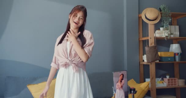 Šťastné Mladé Asijské Dívka Blogger Před Kamerou Záznamu Videa Tanečním — Stock video