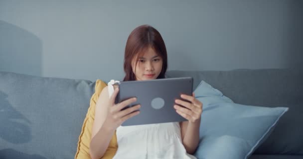 Glückliche Jugend Asiatische Mädchen Teenager Mit Entspannter Nutzung Digitaler Tablette — Stockvideo