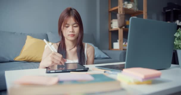 Jovem Asiática Adolescente Com Uso Casual Laptop Foco Computador Para — Vídeo de Stock