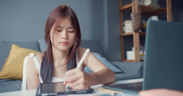 Young Asia Girl Teenager Casual Use Computer Laptop Focus Learn — Vídeos de Stock