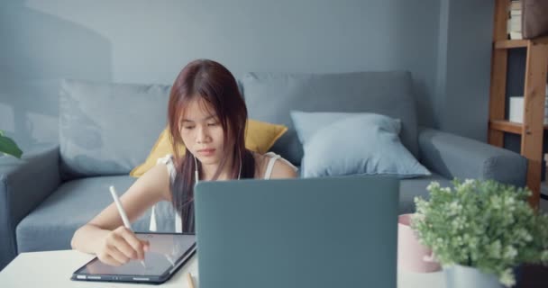 Young Asia Girl Teenager Casual Shirt Wear Earphone Use Laptop — Stok video