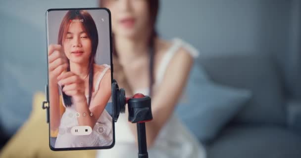 Счастливая Молодая Азиатская Девушка Макияж Vlog Перед Телефоном Камеры Пользуются — стоковое видео