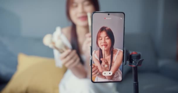 Щаслива Азійська Дівчина Блогер Перед Телефонною Камерою Насолоджується Розмовою Аудиторією — стокове відео