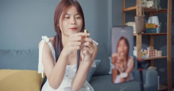 Glad Ung Asiatisk Flicka Makeup Vlog Framför Telefon Kamera Njuta — Stockvideo