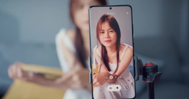 Šťastný Mladý Asijské Dívka Blogger Před Kamerou Použít Tablet Těšit — Stock video
