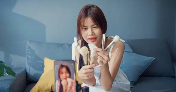 Selamat Gadis Muda Asia Makeup Vlogger Depan Kamera Telepon Menikmati — Stok Foto