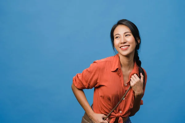 긍정적 표현을 아시아 여성의 초상화 웃으며 평상복을 행복하고 여인은 성공을 — 스톡 사진