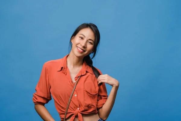 Unge Asiatiske Kvinner Med Positivt Uttrykk Smiler Bredt Kler Seg – stockfoto