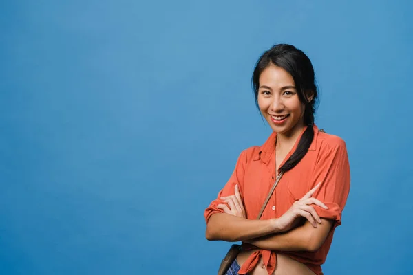 Portrett Ung Asiatisk Dame Med Positivt Uttrykk Korslagte Armer Bredt – stockfoto