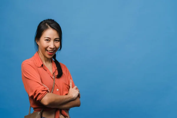 Muotokuva Nuori Aasian Nainen Positiivinen Ilme Kädet Ristissä Hymyillä Laajasti — kuvapankkivalokuva