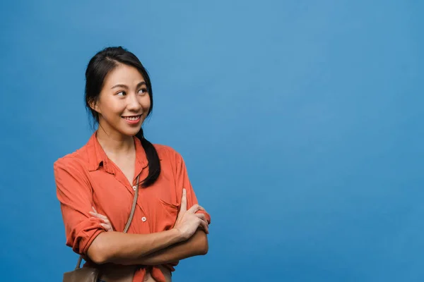 Portrett Ung Asiatisk Dame Med Positivt Uttrykk Med Korslagte Armer – stockfoto