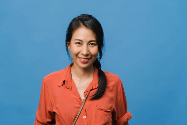 Junge Asiatin Mit Positivem Gesichtsausdruck Breitem Lächeln Lässig Gekleidet Und — Stockfoto
