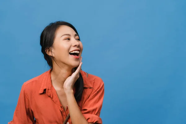 Portrett Ung Asiatisk Dame Med Positivt Uttrykk Bredt Smilende Kledd – stockfoto