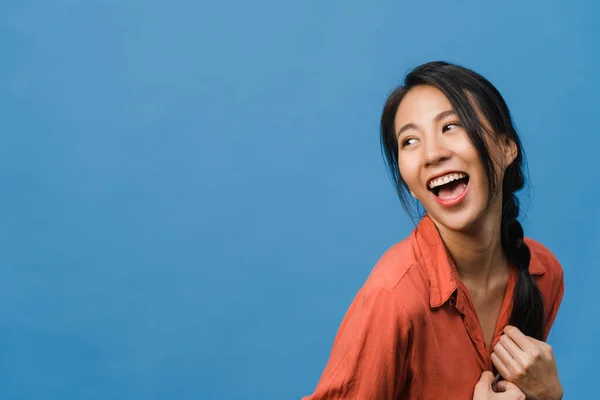 Muotokuva Nuori Aasian Nainen Positiivinen Ilme Hymyillä Laajasti Pukeutunut Rento — kuvapankkivalokuva