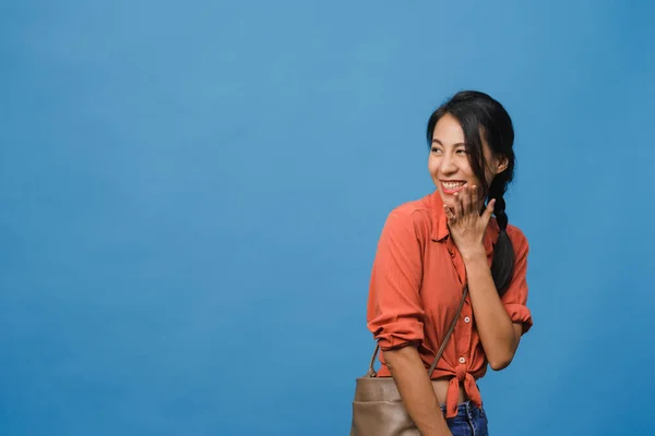 Muotokuva Nuori Aasian Nainen Positiivinen Ilme Hymyillä Laajasti Pukeutunut Rento — kuvapankkivalokuva