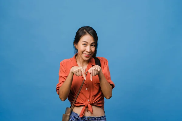 Portré Fiatal Ázsiai Hölgy Mosolyog Vidám Kifejezés Azt Mutatja Valami — Stock Fotó