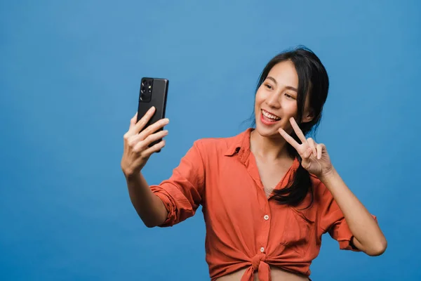 Hymyilevä Suloinen Aasialainen Nainen Tekee Selfie Valokuvan Älypuhelimella Jolla Positiivinen — kuvapankkivalokuva