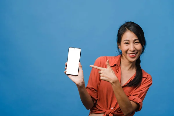 Nuori Aasian Nainen Näyttää Tyhjä Älypuhelin Näyttö Positiivinen Ilme Hymyilee — kuvapankkivalokuva