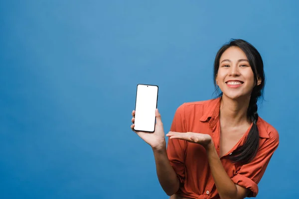 Unge Asiatiske Kvinner Viser Tom Smarttelefon Skjerm Med Positivt Uttrykk – stockfoto