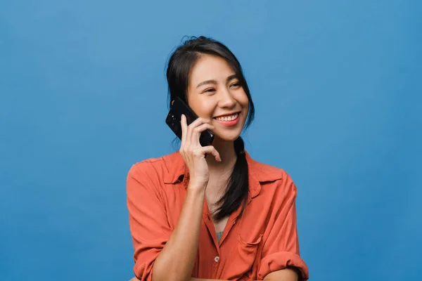 Unge Asiatiske Kvinner Snakker Telefonen Med Positive Uttrykk Smiler Bredt – stockfoto