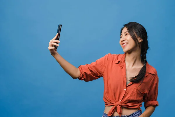 Smilende Bedårende Asiatisk Kvinne Som Lager Selfifoto Smarttelefonen Med Positivt – stockfoto