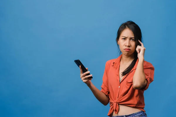 Tenkt Ung Asiatisk Dame Som Bruker Telefon Med Positivt Uttrykk – stockfoto