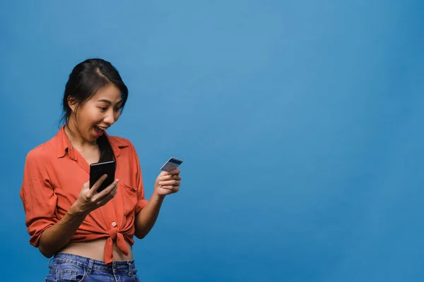 Nuori Aasian Nainen Joka Käyttää Puhelinta Luottokorttia Jolla Positiivinen Ilme — kuvapankkivalokuva