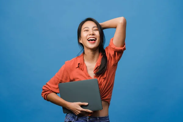 Surpreendida Jovem Ásia Senhora Segurar Laptop Com Expressão Positiva Sorrir — Fotografia de Stock