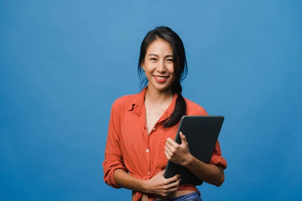 Overrasket Ung Asiatisk Dame Holder Bærbar Med Positivt Uttrykk Smiler – stockfoto