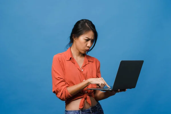 Nuori Aasian Nainen Käyttää Kannettavaa Tietokonetta Negatiivisella Ilme Innoissaan Huutaa — kuvapankkivalokuva