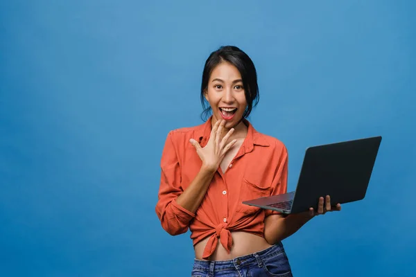 Yllättynyt Nuori Aasialaisnainen Joka Käyttää Kannettavaa Tietokonetta Positiivisella Ilmeellä Hymyilee — kuvapankkivalokuva