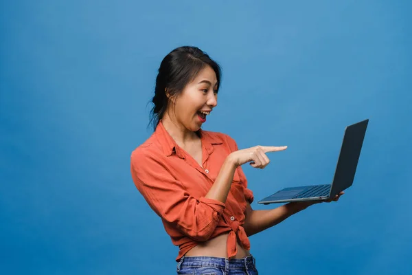 Nuori Aasian Nainen Käyttää Kannettavaa Tietokonetta Positiivisella Ilmeellä Hymyilee Laajasti — kuvapankkivalokuva