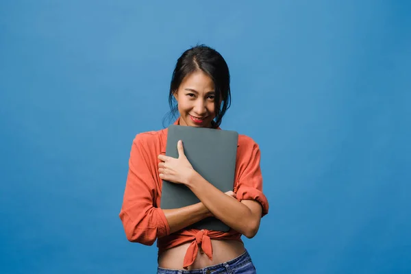 Unge Asiatiske Kvinner Holder Bærbar Med Positive Uttrykk Smiler Bredt – stockfoto
