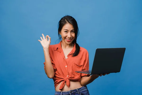 Unge Asiatiske Kvinner Bruker Bærbar Med Positivt Uttrykk Smiler Bredt – stockfoto