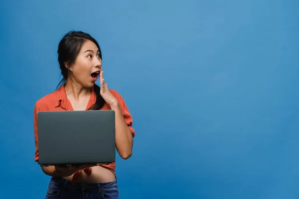 아시아의 여성은 컴퓨터를 사용하여 긍정적 표현을 환하게 웃으며 평상복을 행복을 — 스톡 사진