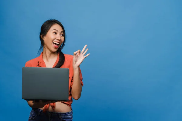 Nuori Aasian Nainen Käyttää Kannettavaa Tietokonetta Positiivisella Ilmeellä Hymyilee Laajasti — kuvapankkivalokuva