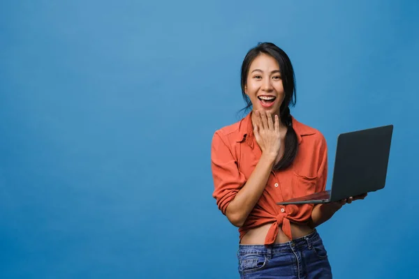 Overrasket Ung Asiatisk Dame Som Bruker Bærbar Med Positivt Uttrykk – stockfoto
