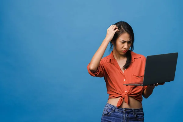 아시아의 여성은 컴퓨터를 사용하여 부정적 표현을 흥분된 비명을 지르고 평상복을 — 스톡 사진